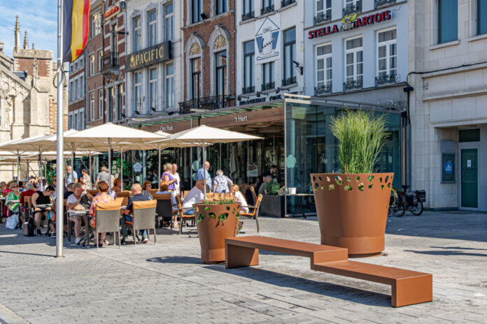 sint truiden - banken - bloempotten - nieuwe elementen - cd&v sint truiden - vooruit sint truiden - ingrid kempeneers - grote markt - grote markt sint truiden- sintruin begot